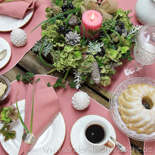 gedeckter Tisch mit Tischsets rosa 