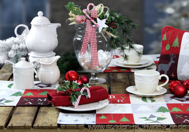 Gedeckter Tisch Weihnachten mit Gobelin Tischläufer und Tischsets 