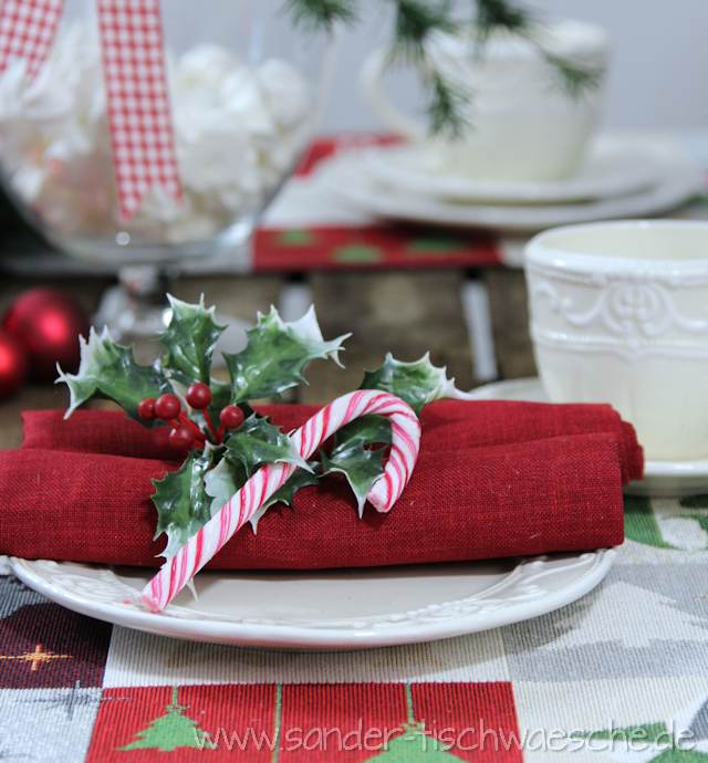 Weihnachtsliche Tischdekoration mit Zuckerstange und Serviette