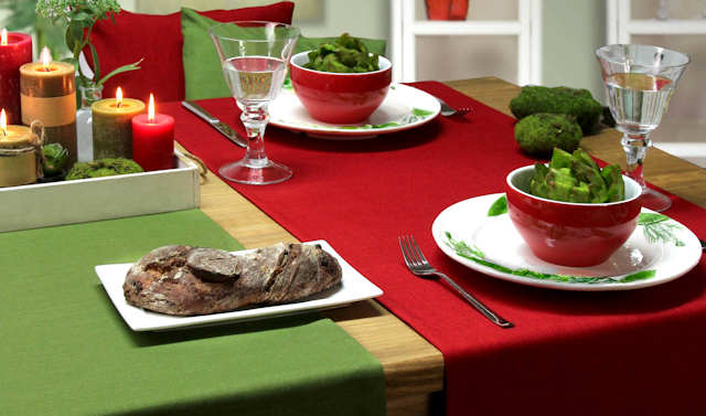 Rote und grüne Tischläufer